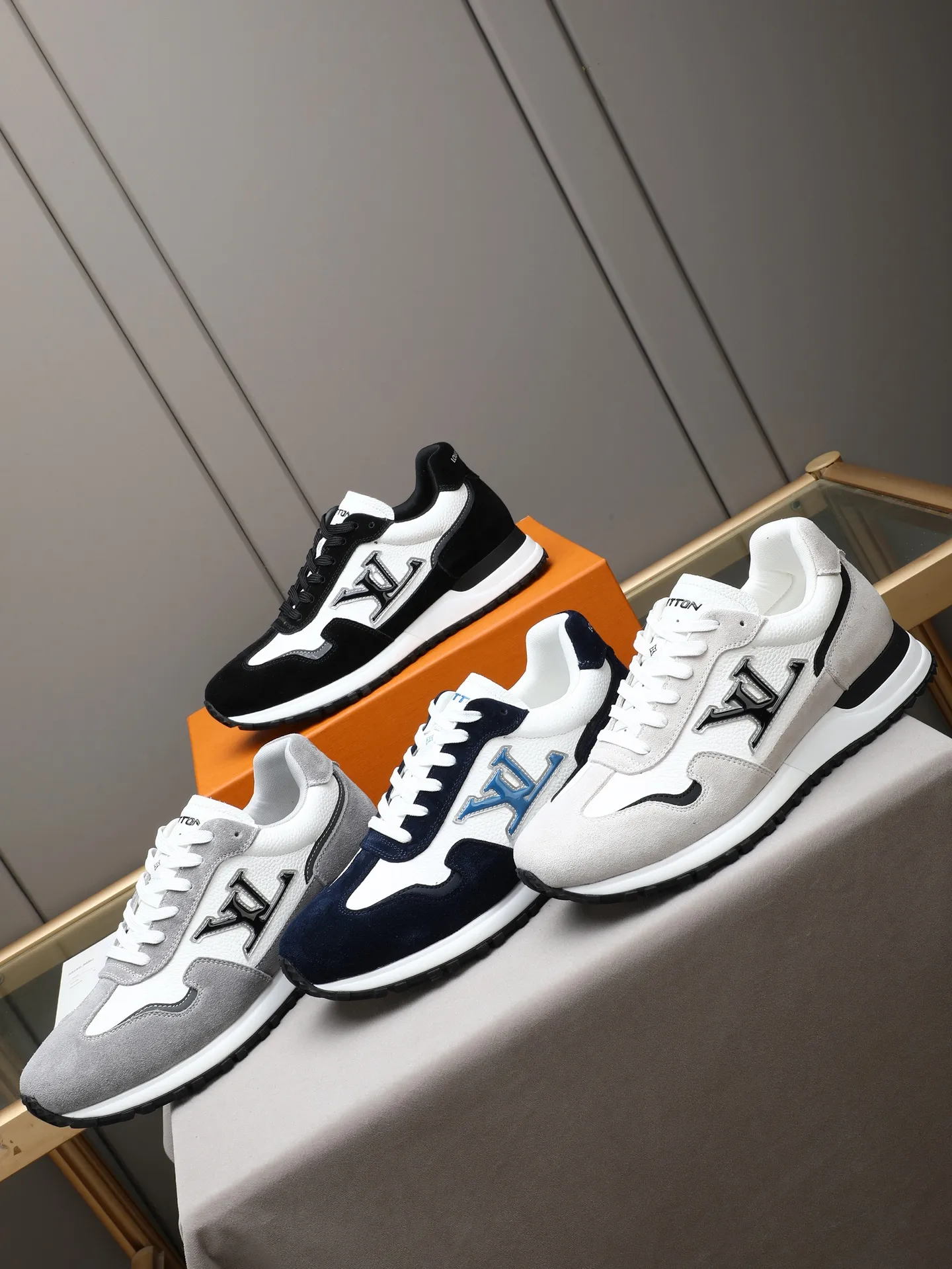 PP600 Louis Vuitton LV Run Men's Sports Shoes LV Run men's sports shoes are made of cowhide leather, low-key and luxurious. The tongue and heel are embellished with classic logos, giving it a full sense of hierarchy. The rubber sole has strong grip and wear resistance, suitable for daily wear or light sports scenes, and has a full sense of quality🎬size: 39-44 (customized at 38.45.46)